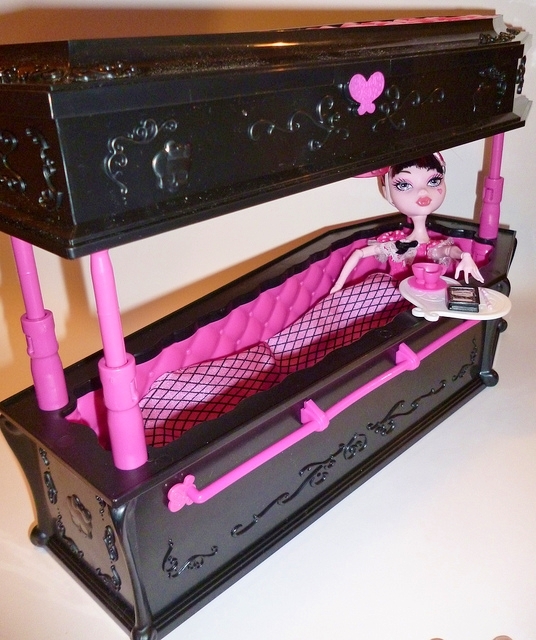 draculaura coffin bed